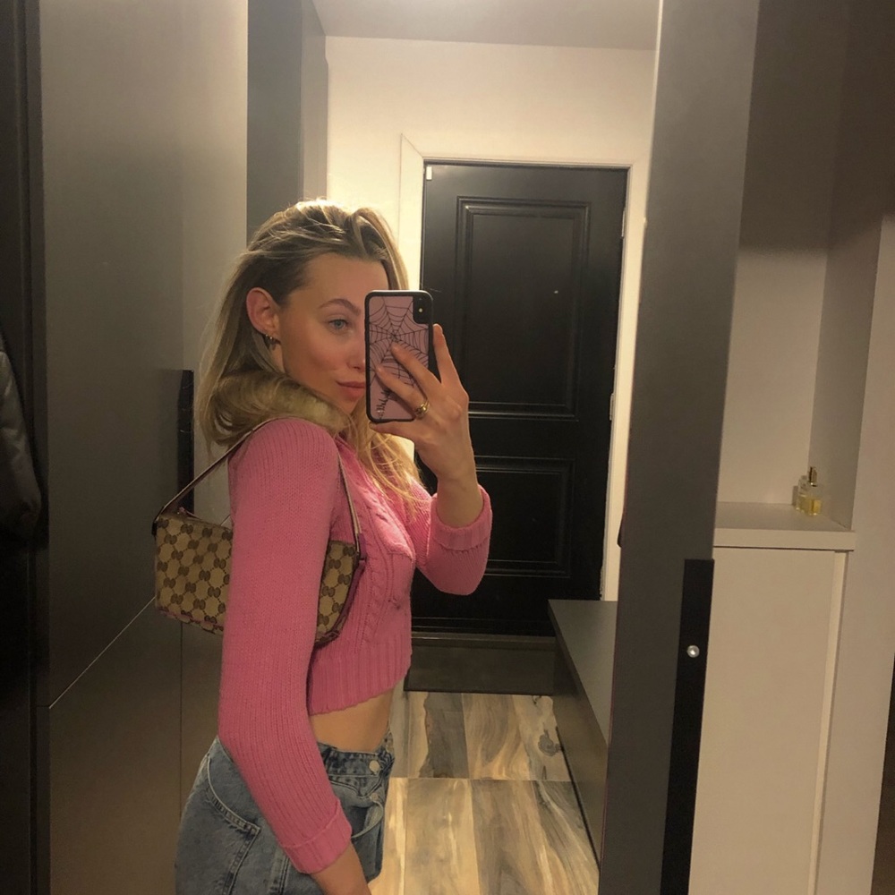 selling this cute y2k vest!